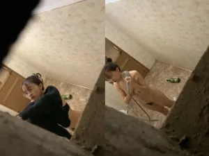 Quay lén gấu vú ngon tắm, khe bím chảy nước ròng ròng